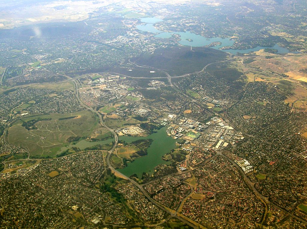 Aerial View on the Australian Capital Territory By Graeme Bartlett (Own work) [CC-BY-SA-3.0 (http://creativecommons.org/licenses/by-sa/3.0)], via Wikimedia Commons